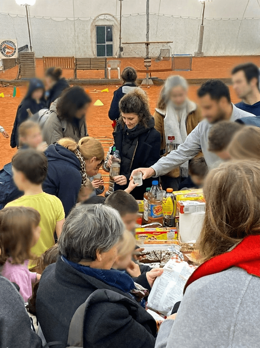 Déborah avec des familles lors d'un goûter au tennis