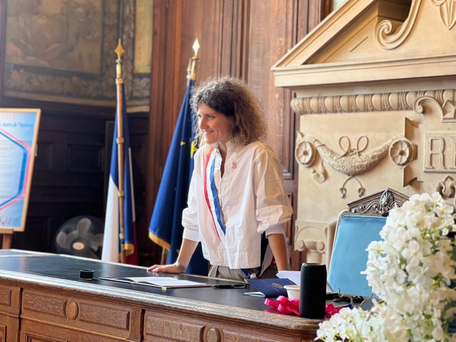 Déborah Münzer avec l'écharpe tricolore en mairie