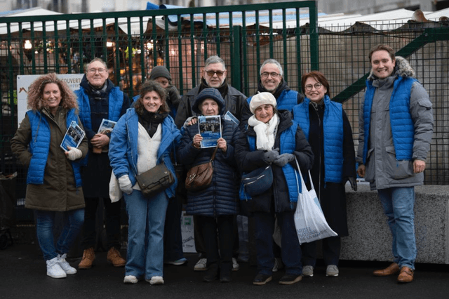 L'équipe de campagne sur le terrain au marché