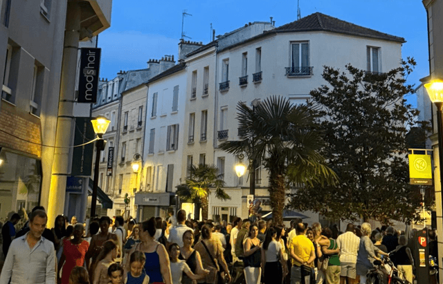 Rue commerçante animée de Nogent-sur-Marne en soirée